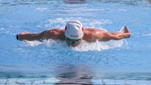 跃入泳池，释放热情