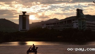 夕阳这一天的结束，但是也是第二天朝阳出星的排练