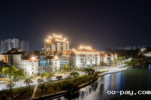 砖瓦间的夜辉——主教学楼的灯光颂