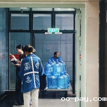 校园勤行者：送水工的辛勤瞬间