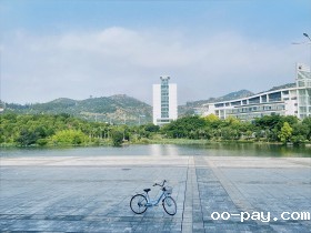 图书馆前，栖霞湖畔