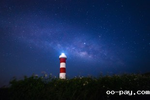 银河下的灯塔