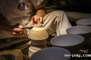 工人莫献天机巧，此器能输郡国材