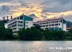 雨后的教学楼