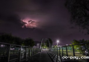 雷鸣电闪月亮桥