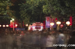 人来人往红火“嘉”年