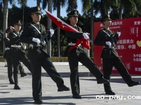 昂首阔步